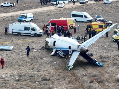 Самолет Azerbaijan Airlines, летевший из Баку в Грозный, потерпел крушение в Казахстане. Фото: Azamat Sarsenbayev / AP Photo Самолет Azerbaijan Airlines, летевший из Баку в Грозный, потерпел крушение в Казахстане. Фото: Azamat Sarsenbayev / AP Photo